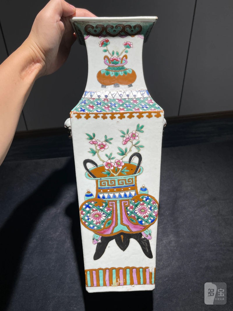 清晚期 粉彩博古插花纹双耳方瓶 - 图2